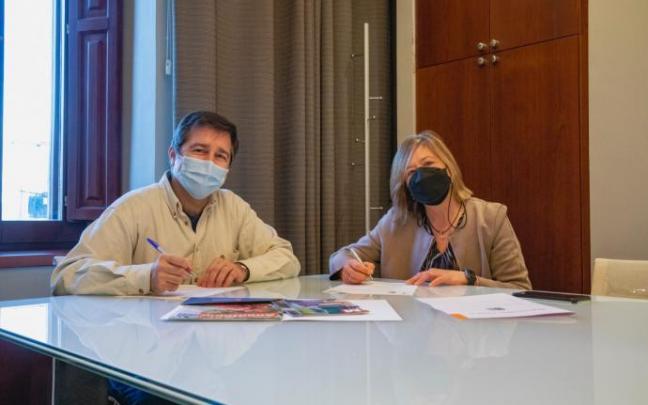 Fernando Sancho y Anabel Landa en la firma del acuerdo.