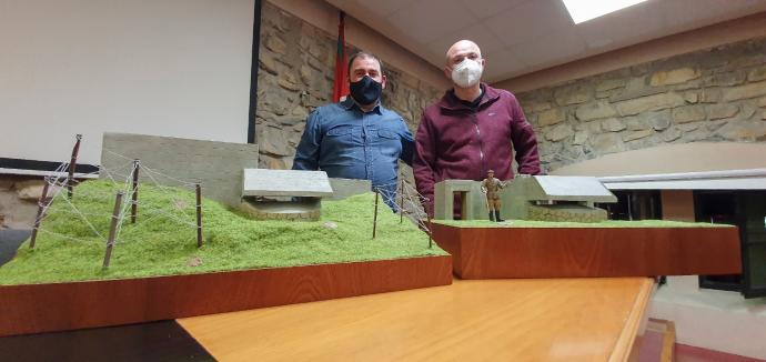 El autor de las maquetas, Manu Paz Varela, y el director del museo Memorial del Cinturón de Hierro de Berango, Aitor Miñambres, en la presentación del proyecto.