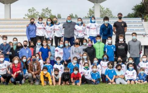 Los atletas del club berangotarra recibieron los ánimos de las responsables municipales.