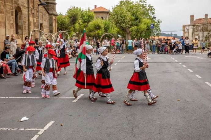 Exhibición de danzas en fiestas de años anteriores.