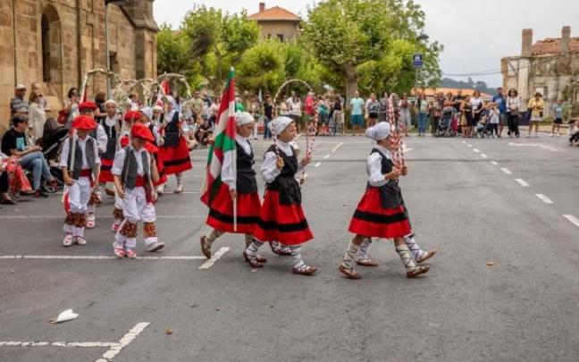 Exhibición de danzas en fiestas de años anteriores.