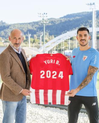 Aitor Elizegi y Yuri Berchiche tras la renovación del defensa del Athletic por dos temporadas