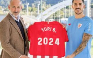 Aitor Elizegi y Yuri Berchiche tras la renovación del defensa del Athletic por dos temporadas