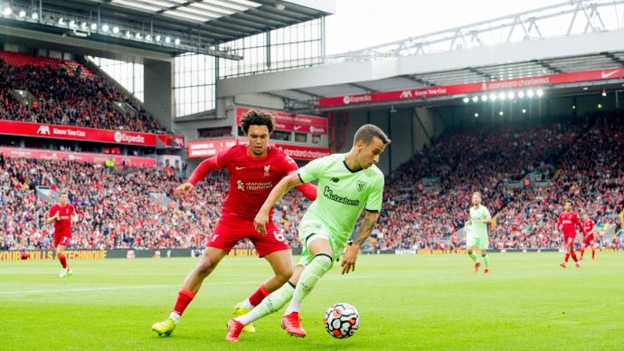 Álex Berenguer protege el balón ante un futbolista del Liverpool.