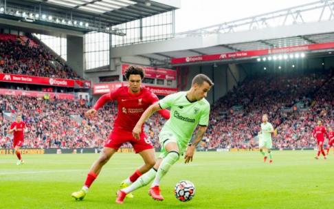 Álex Berenguer protege el balón ante un futbolista del Liverpool. Álex Berenguer protege el balón ante un futbolista del Liverpool.