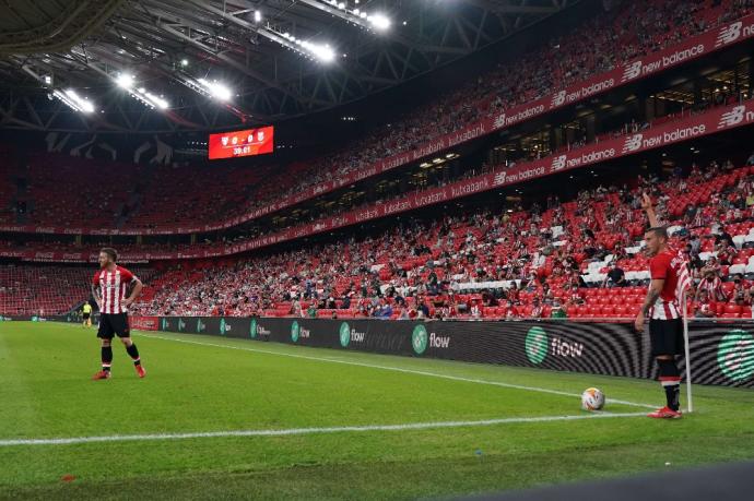 Berenguer se dispone a sacar un córner ante el Barcelona. Foto: Pablo Viñas