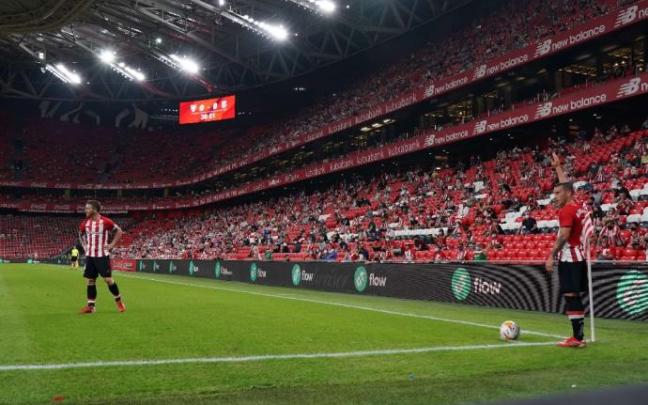 Berenguer se dispone a sacar un córner ante el Barcelona. Foto: Pablo Viñas