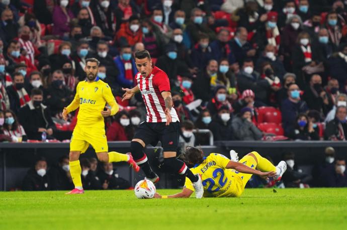 Berenguer se queja en un lance del partido entre el Athletic y el Cádiz.