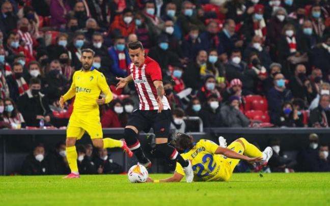 Berenguer se queja en un lance del partido entre el Athletic y el Cádiz.