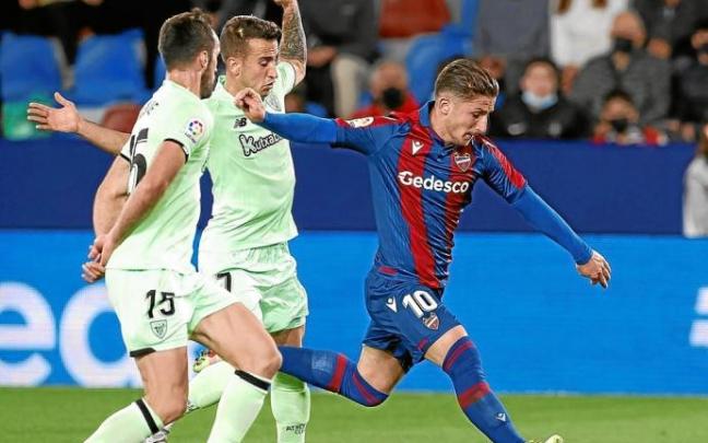 Berenguer y Lekue presionan a Bardhi. Foto: Efe