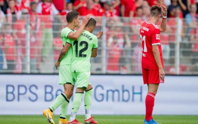 Berenguer y Dani García celebran el gol del Athletic.