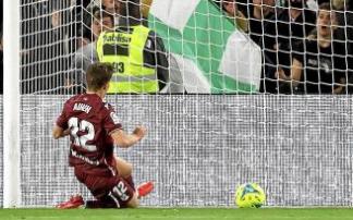 Aihen Muñoz no puede evitar que el disparo de Álex Moreno entre en la portería realista.