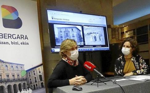 La responsable del archivo, Arantzazu Oregi, y la alcaldesa en funciones, Ainhoa Lete, en la presentación.