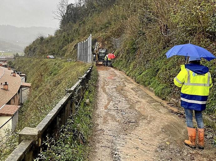 Trabajos de urgencia tras el último desprendimiento. Foto: J. Colmenero