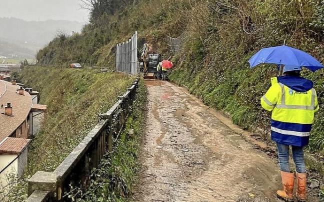 Trabajos de urgencia tras el último desprendimiento. Foto: J. Colmenero