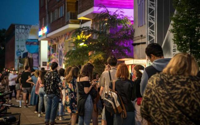 Un grupo de jóvenes hace cola para entrar a una discoteca en Berlín Un grupo de jóvenes hace cola para entrar a una discoteca en Berlín