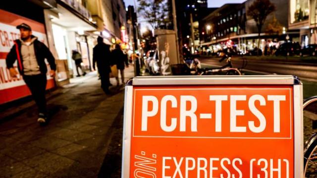Publicidad de pruebas PCR en plena calle de Berlín
