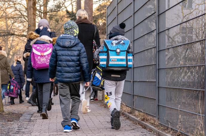 Varios alumnos de primaria van al colegio en Berlín.