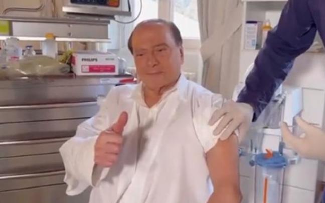 Berlusconi publica un vídeo vacunándose y se habla de carrera a la presidencia