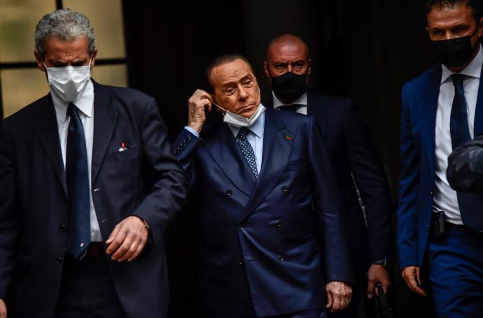 Berlusconi sale del hospital tras una semana ingresado por una infección.