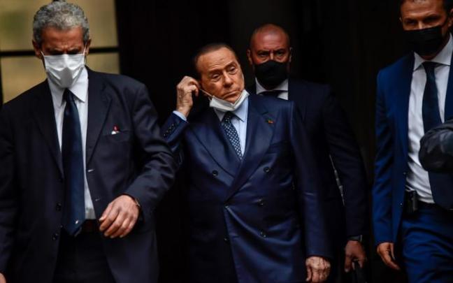 Berlusconi sale del hospital tras una semana ingresado por una infección.