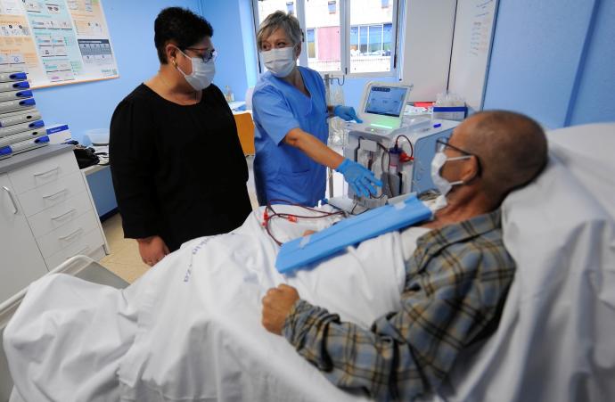 José Ramón Mora y Maite Barayazarra han necesitado un aprendizaje previo con Encarni Fernández, en el hospital de Galdakao, para usar la máquina en casa.