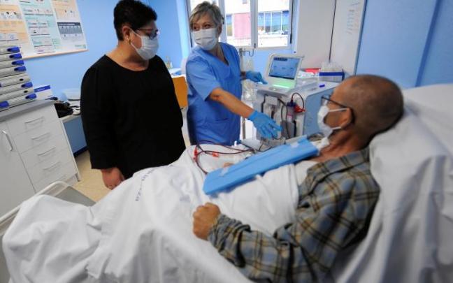 José Ramón Mora y Maite Barayazarra han necesitado un aprendizaje previo con Encarni Fernández, en el hospital de Galdakao, para usar la máquina en casa. José Ramón Mora y Maite Barayazarra han necesitado un aprendizaje previo con Encarni Fernández, en el hospital de Galdakao, para usar la máquina en casa.