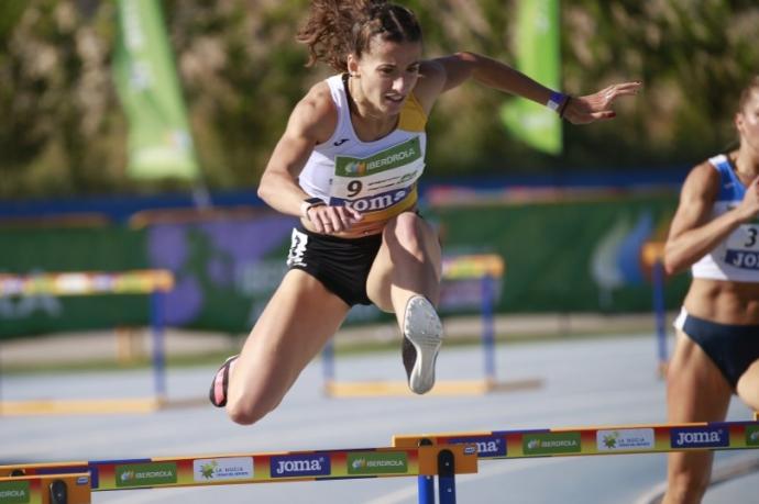 Nerea Bermejo, durante una carrera de 400 metros vallas.