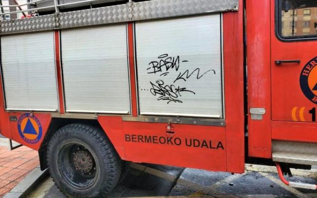 Kamioietako batean egindako pintadak.