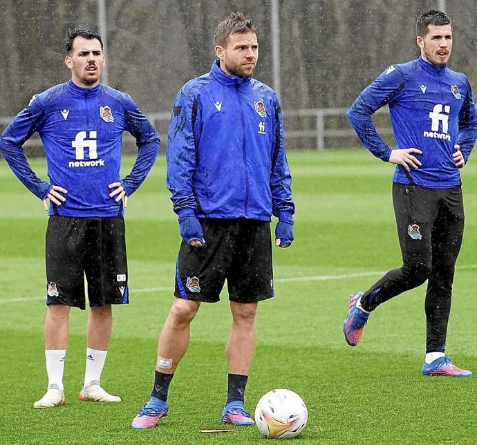 Álex Sola, Asier Illarramendi e Igor Zubeldia, durante el entrenamiento de ayer viernes en Zubieta.