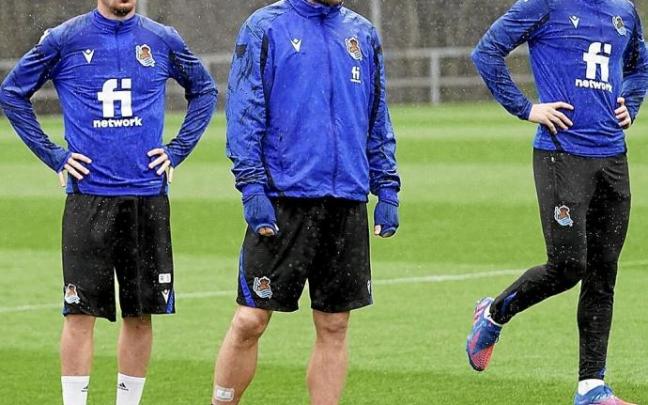 Álex Sola, Asier Illarramendi e Igor Zubeldia, durante el entrenamiento de ayer viernes en Zubieta.