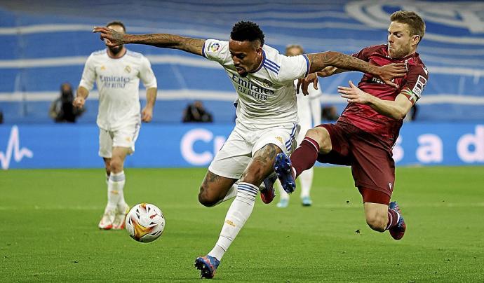 Asier Illarramendi trata de robar un balón al madridista Militao en el encuentro disputado ayer en el Bernabéu. Foto: Efe