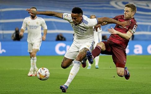 Asier Illarramendi trata de robar un balón al madridista Militao en el encuentro disputado ayer en el Bernabéu. Foto: Efe Asier Illarramendi trata de robar un balón al madridista Militao en el encuentro disputado ayer en el Bernabéu. Foto: Efe