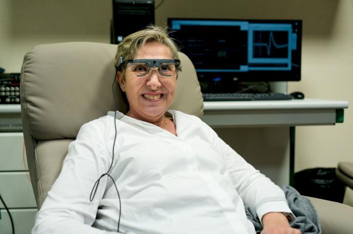 Bernadeta Gómez, la primera persona en percibir formas y letras gracias a un implante cerebral.