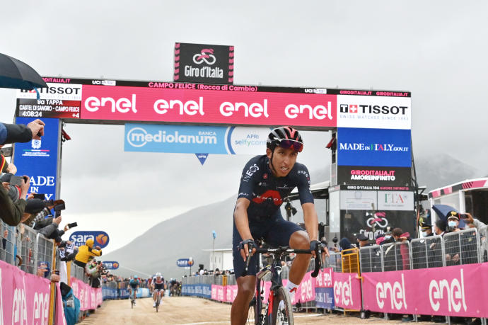 El ciclista colombiano Egan Bernal del equipo Ineos Grenadiers cruza la línea de meta.