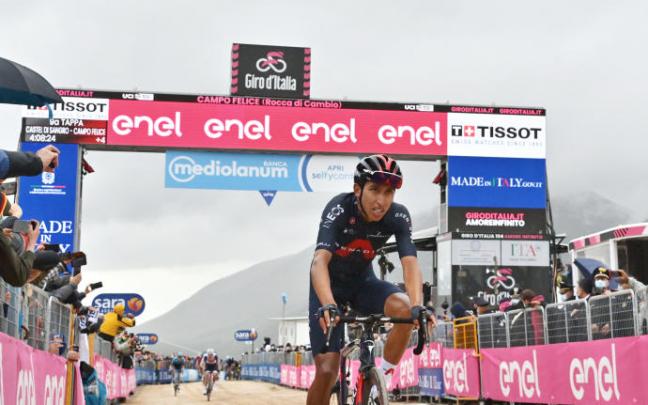 El ciclista colombiano Egan Bernal del equipo Ineos Grenadiers cruza la línea de meta. El ciclista colombiano Egan Bernal del equipo Ineos Grenadiers cruza la línea de meta.