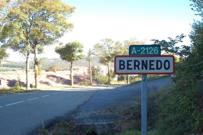 Señal de tráfico indicadora de la entrada a Bernedo