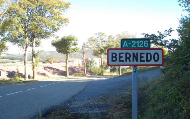 Señal de tráfico indicadora de la entrada a Bernedo