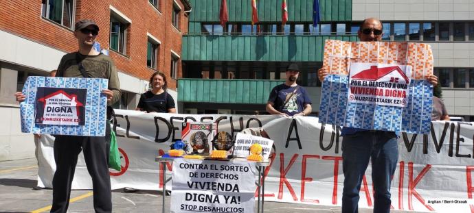 Protesta frente al Ayuntamiento de Berrio Otxoak.