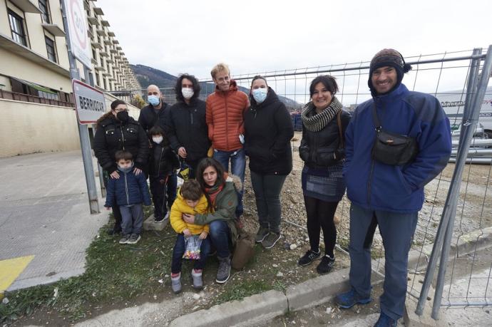 Una representación de vecinos de la calle Errota, junto a las obras.