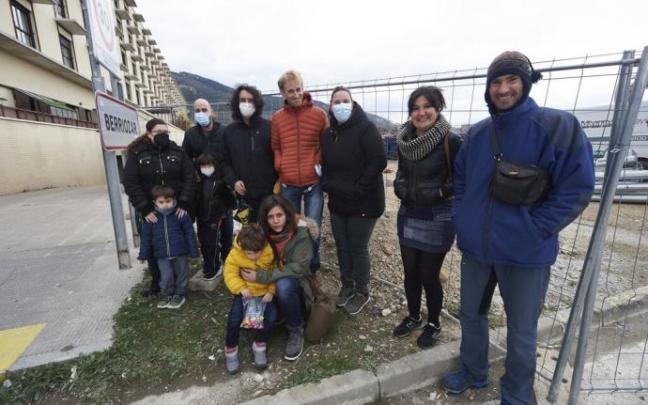 Una representación de vecinos de la calle Errota, junto a las obras.