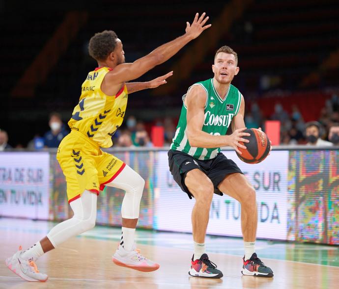 Dairis Bertans con el balón.