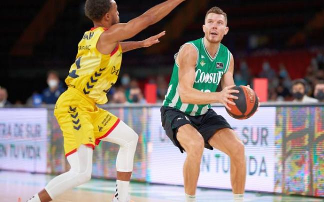 Dairis Bertans con el balón.