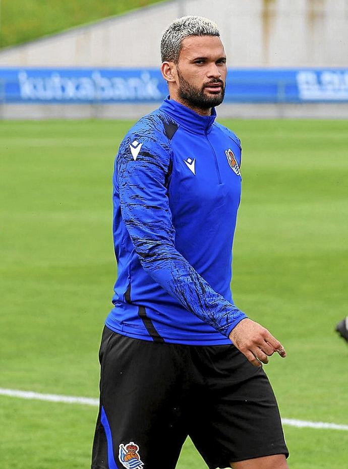 Willian José, el jueves pasado ejercitándose sobre el verde del José Luis Orbegozo.