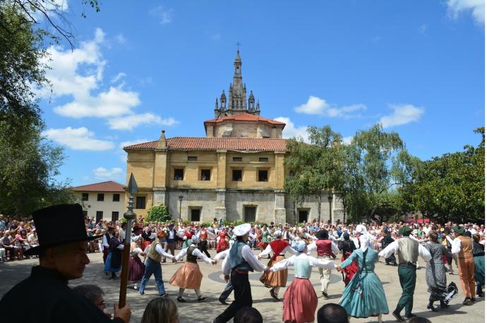 La tradición se cita cada 15 de agosto, el día de la Virgen, en la trasera de la basílica de Begoña donde se baila el Aurresku de Bilbao.