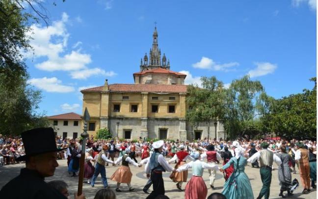 La tradición se cita cada 15 de agosto, el día de la Virgen, en la trasera de la basílica de Begoña donde se baila el Aurresku de Bilbao.