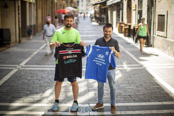 Rodrigo Fdez. de Barrena e Íñigo Ardanaz posan con las camisetas de Beti Kozkor y Ardoi.