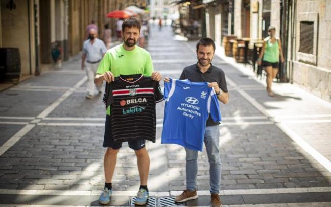 Rodrigo Fdez. de Barrena e Íñigo Ardanaz posan con las camisetas de Beti Kozkor y Ardoi.