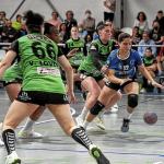 La defensa del Gurpea Beti Onak, empleándose a fondo ayer ante el Almassora. Foto: El Periódico Mediterráneo