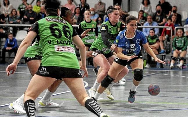 La defensa del Gurpea Beti Onak, empleándose a fondo ayer ante el Almassora. Foto: El Periódico Mediterráneo